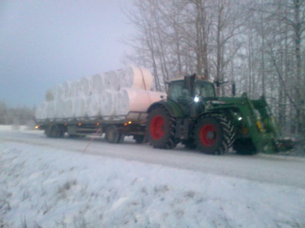 Fendt paalukuorma
Talvista paalun ajoa. pakkasta -26c
