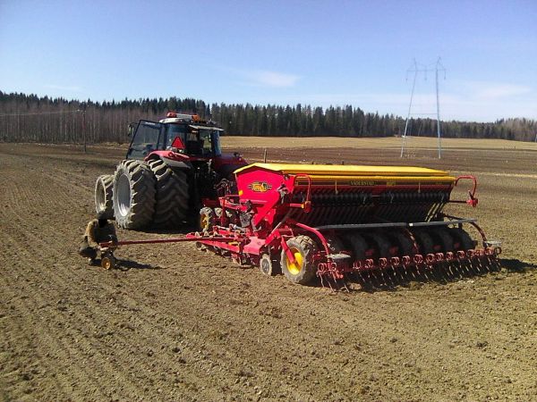 MF + Väder Ensimmäiset kylvöt 16.5
Mitä kuvasta puuttuu?
Avainsanat: mf massey ferguson väderstad rapid