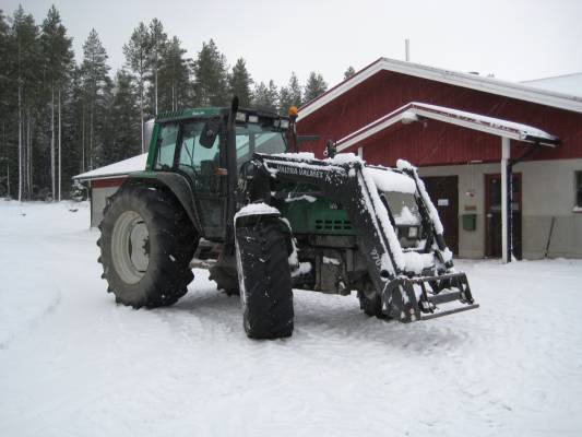 Valtra 8350
Viimeiset hetket pihassa.
Avainsanat: Valtra 8350