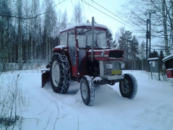 Pitkästä aikaa linkolenkillä.
Kun sitä lunta tuli, niin ihan mielellään lähti tuon lyhyen linkolenkin pitkästä aikaa heittämään.
Avainsanat: ferguson massikka fergumies mf 165 s linkoamassa evi lumilinko