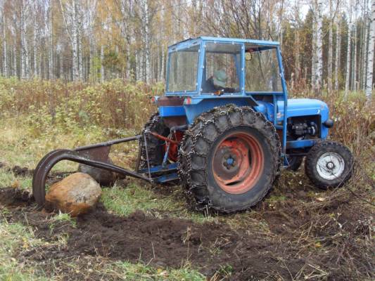 Kivien kaivelua
Fordson Power major ja kivikuokka
Avainsanat: fordson power major kivikuokka