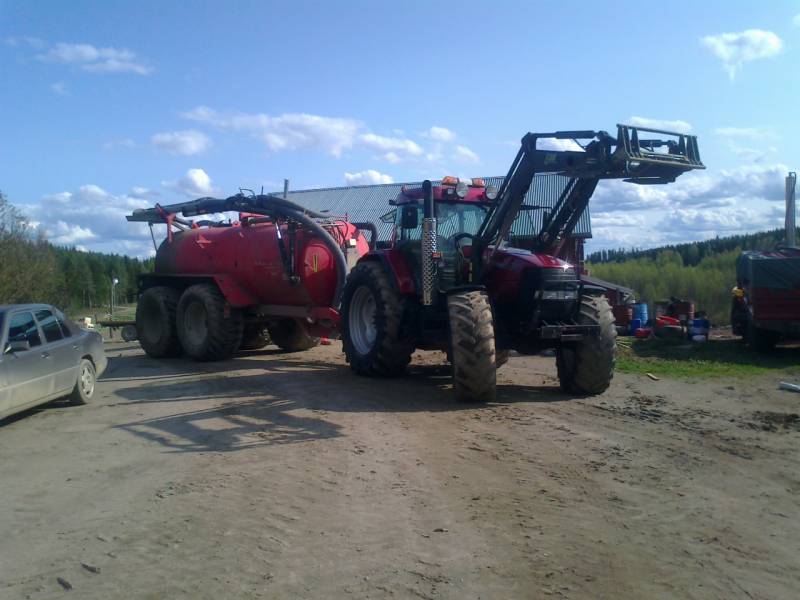 Caseih mx 170 & Livakka 14m3
Kiitotiellä 2kk odotusaika vanteilla, joten piti toukotyöt misukoilla vielä ajella.
Avainsanat: Caseih mx 170 livakka