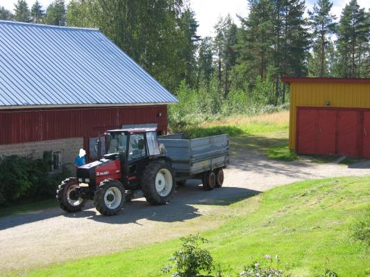 Valmet ja tuhti
Viljaa menossa ottamaan kärriin pellonreunalta. 
Avainsanat: Valmet 665