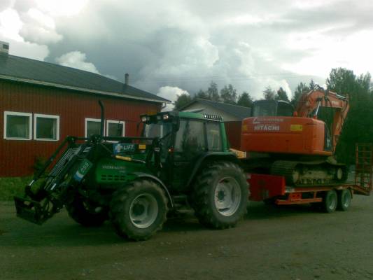 Valtra Valmet 6400 ja Hitachi 135 US
Koneensiirtoa
Avainsanat: Valtra Valmet 6400