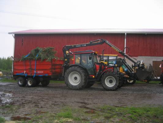 valtra 900 ja velsakärry
risujenajoa
Avainsanat: valtra 900