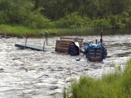 Kalalla
Kaveri lähti majurilla kalaan, sinne jäi, piti käydä hinaamassa pois...
Avainsanat: majuri joessa