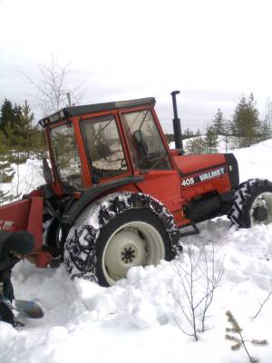 Valmet 405 upotus ja nosto
Oltiin montun pohjalla lumia työntämässä kun meni vähän liikaa penkan puolelle.Ja siihempä se sitten upposi.Tunnin sai kaivaa ennen kuin nousi.
Avainsanat: Valmet 405