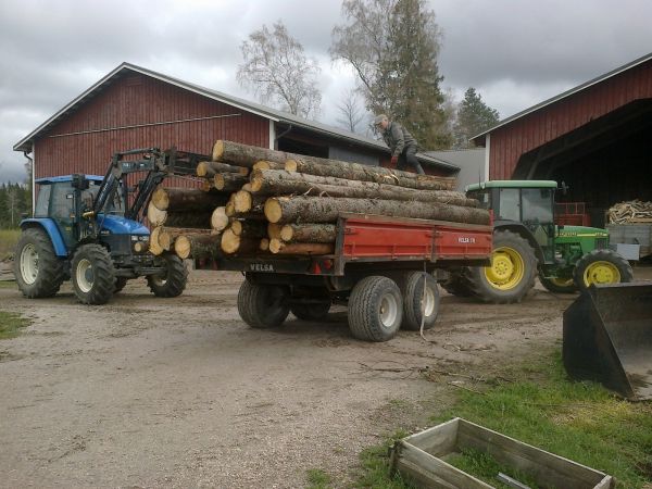 NH TS 90, JD 5510 ja Velsa 110
Myrskytuhotukit kyytiin sahurille vientiä varten.
Avainsanat: NH TS 90, JD 5510 ja Velsa 110