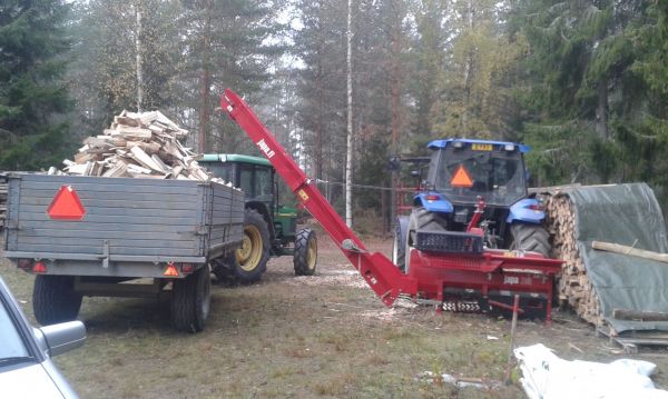 Suottako sitä vajaita kuormia tekemään... :D
Halkojen klapittamista. NH TS 90, Japa 700, JD 5510 ja Tuhti 7 t.
Avainsanat: NH TS 90 Japa 700 JD 5510 Tuhti