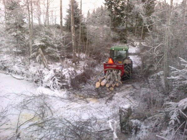 JD 5510 ja Sami
On pakkasia pidelly, niin kestää ajella jäälläkin, vaikka uutisissa onkin varoteltu. 
Avainsanat: JD 5510 Sami