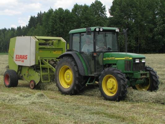 heinän paalausta
JD 5510 ja Claas rollant 46
Avainsanat: JD 5510 Claas rollant 46