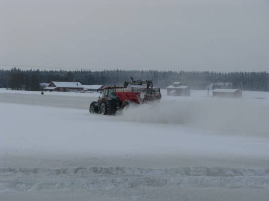 Kalkinlevitystä
Case IH MXM140
Avainsanat: kalkinlevitystä Case IH MXM140