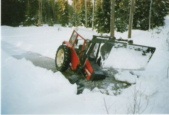 Valmet 604 22 asteen pakkasella
Toinen Valmetin uitto kuva samasta tilanteesta mikä täällä on jo.
Avainsanat: Valmet 604