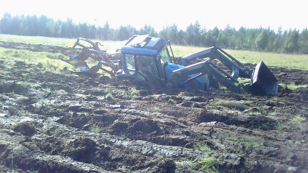 valtra a95 ja kverne..  hyvin huilaa :D 
siihen se painu ihan yhtä äkkiä, varmaanki hete tullu tuohon kohtaan, kun ei tuolla kohtaa ennen oo ollu mitää,  jätin sen siihen ja lähin kotoa hakee vetokonetta 
