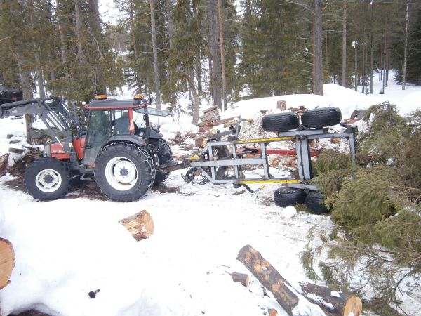 Valtra 900 ja kärry nurin 
kärry päätti sitten kaatua heti aamusta enne ku kerkes kuormaa tekemäään, syyllinen on 8 metriä pitkä kuusi joka oli kourassa kiinni kun vedettiin metästä pois oksineen (näkyy oikeen tarkasti tuossa oikeassa laidassa )  ŕasvaus asento tuli :D. ja mitään ei ehtiny tekemään tuossa kun se jo  oli nurin
