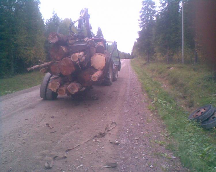 valtra ja mehtä kärry
lensi renkaaat 50 vauhista pois paikaltaa, lähti muuten melko vihasesti renkaat vesakkoon
