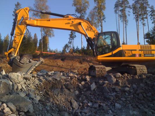 JCB JS 290nlc
Louhetta mättämäsä.
Avainsanat: kaivinkone