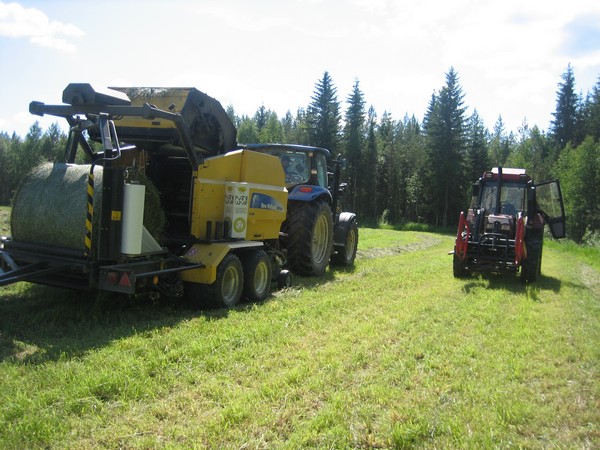 Paalausta
Urakoitsijan TS115 ja combipaalaaja. Siirron hoitaa 4240 Case
Avainsanat: New holland case