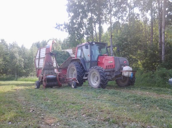 valtra 6250
valtra ja silppuri 
Avainsanat: pellolta valtra 6250