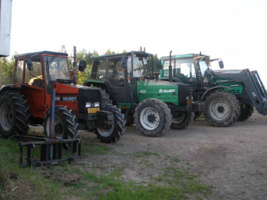 Valmetit ilta-auringossa
Meien valmeteista 3/4 osaa rivissä. Valmet 405, Valmet 655 ja Valtra 6250
Avainsanat: Valtra Valmet 405 655 6250 N10