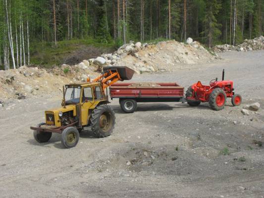 Täytemaan ajoa konelaanille
Valmetti mättää EKA -Peto takakuormaimella ja kolmosnuffetti vetää tuhtin M60:stä. 
Avainsanat: Nuffield 3dl universal four valmet 500