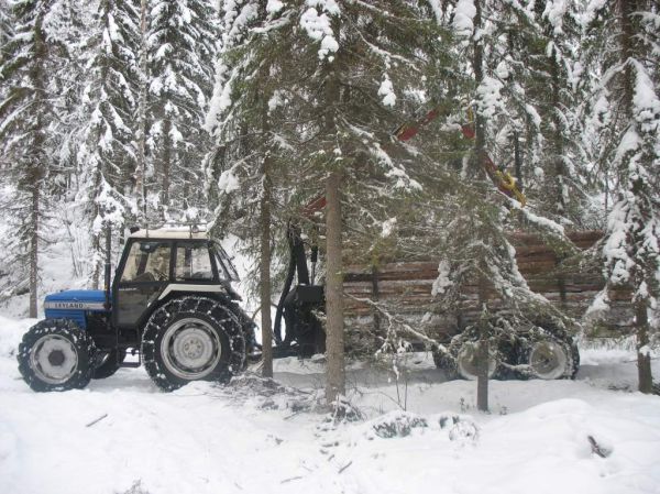 Koirat haukkuu, pölli kulkee
Siinä se kone, josta merkin ulkopuolisilla on kaikkein vahvimmat mielipiteet. Silti pölli kulkee vankasti kohti laania!
Avainsanat: leyland patu metsäperävaunu