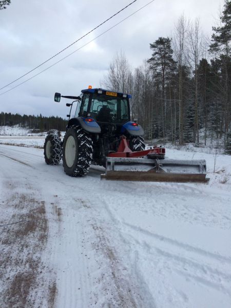 Ensimmäiset auraukset
New Holland tm125 ja kipa
Avainsanat: Nh, kipa