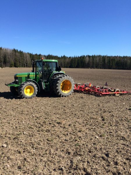 Äestyksiä
John Deere 6800 ja väderstad 
Avainsanat: JD John Deere 6800 Väderstad