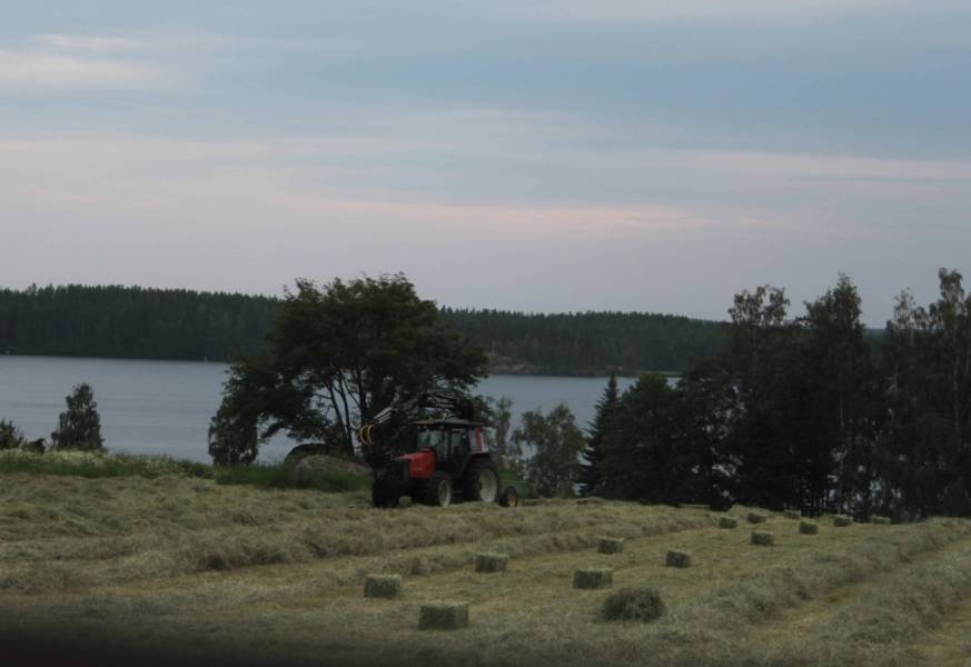 kuivaheinän paaluuta
valtra 6350 ja john deeren pikkupaalain
