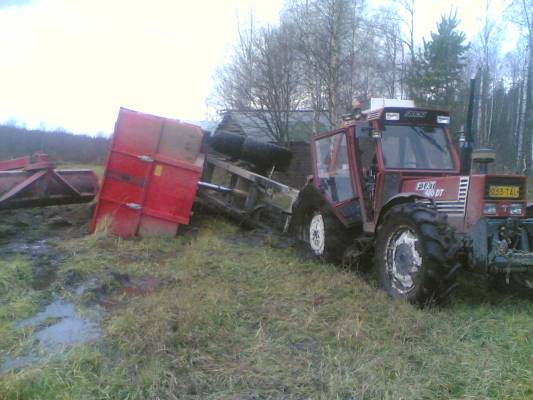 Fiat 980DT ja temtuotteen kärry
uus kärry ja heti nuri kärryn merkistä ei varmuutta joko tempo tai temtuotte
Avainsanat: Fiat 980DT