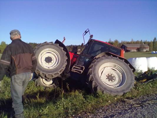 valtra 6400 ja kesantomurska
Putos raktori valta-ojaan,kun ojanpenkka sortui pajukoita niittäessä.
Avainsanat: valtra