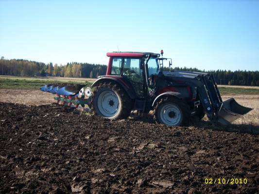 Valtra n121 ja Kvernelandit.
Kyntämistä 6 vuoden tauon jälkeen.
Avainsanat: Valtra kverneland