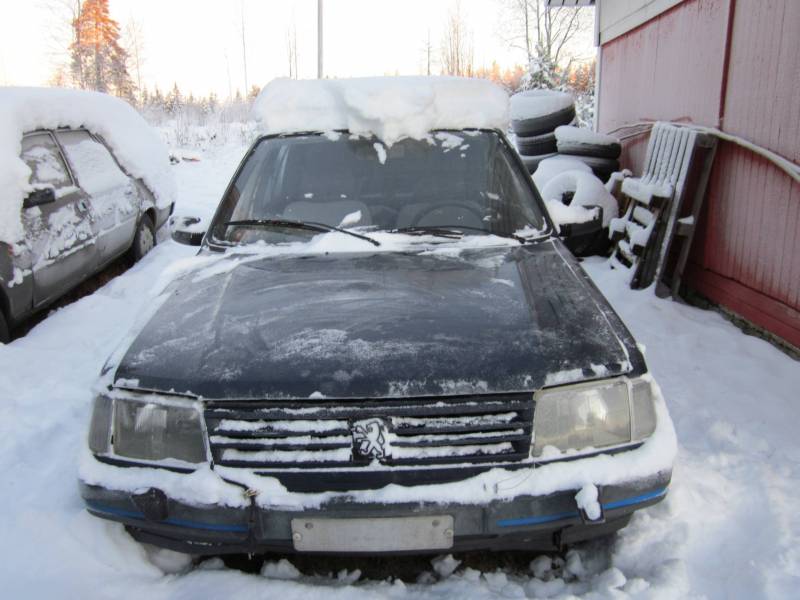 Peugeot 309
Siinä meidän pihaauto
Avainsanat: peugeot 309