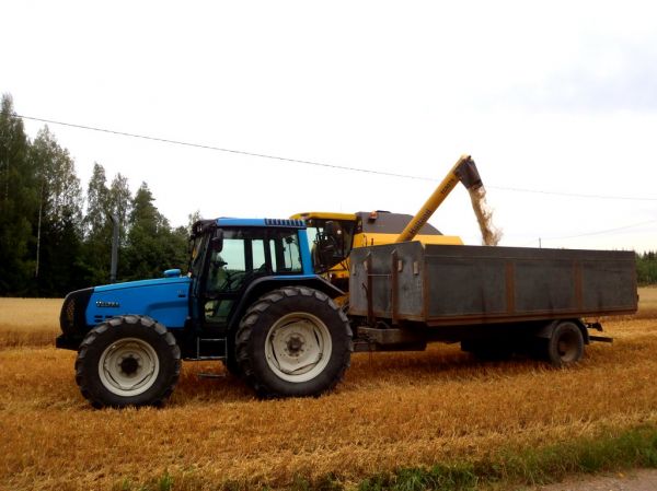 Jyvät kärriin
Valtra 6850 ja omavalmiste kärrit
NH TC5070
Avainsanat: nh tc 5070 valtra 6850