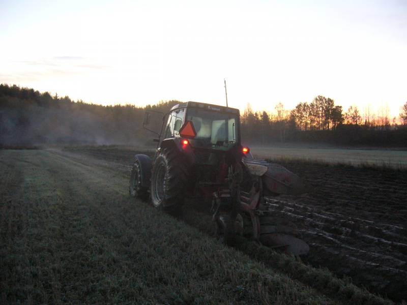 Valmet 6300 + Kverneland.
Kyntöä auringon nousussa.
