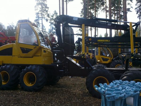 Sampon uusi ajokone
siinä se on ei kyllä itsenimielestä ihan valmis peli ole muutta kaippa tuollakin töitä tekee
Avainsanat: Sampo Rosenlew ajokone uusi Finnmetko 2012