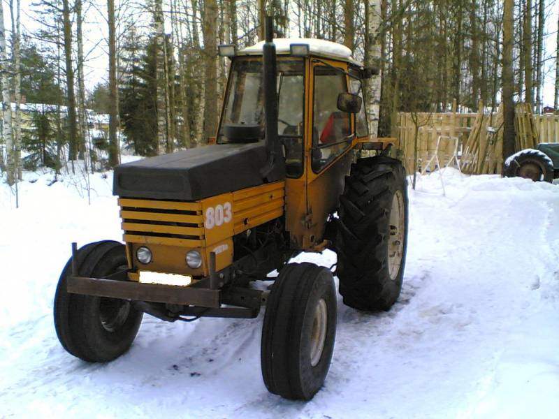 Valmet 700
tää on alunperin ollut valmet 700 mk2, jonka päälle on lyöty 702 koppi, 803 pellit ja pakoputki, ei ole turboa, vois siihen jonkun esim 8400 valtran puhaltimen lyödä kylkeen :)
Avainsanat: Valmet 700 mk2