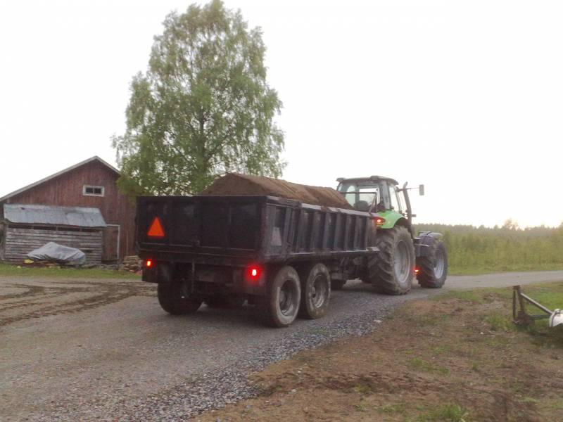 Deutz Fahr Agrotron 235
Multakuorma
