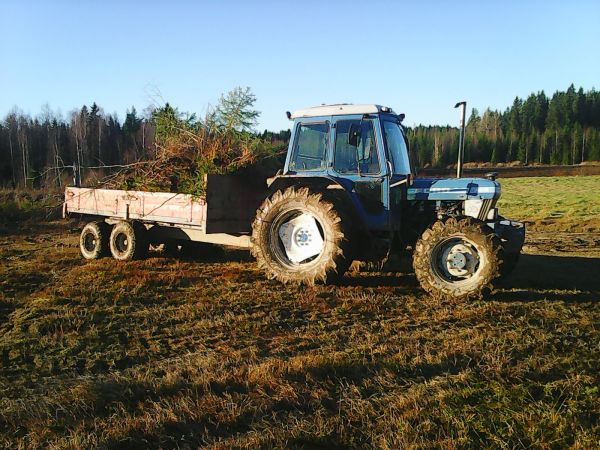 Ford ja Junkkari
pellon raiviolta roippeiden ajoa.
Avainsanat: Ford 7610 junkkari 90