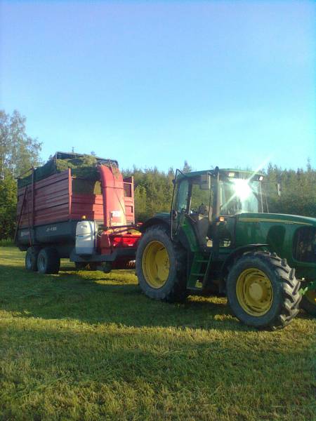 John Deere 6520 se ja Jf Tuhti 
jontikka iltasella, vauhtia silppuroidessa pystyi pitämään 6-7kmh koska hihnat meinaa luistaa. Ensi rehunteoksi vaihdetaa hihnat+ ketjut.
Avainsanat: deere