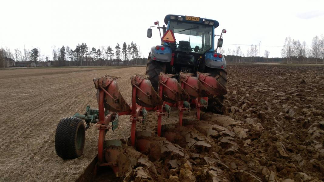 kyntöä
valtra t160 ja 5-siipiset
Avainsanat: valtra t160 kverneland