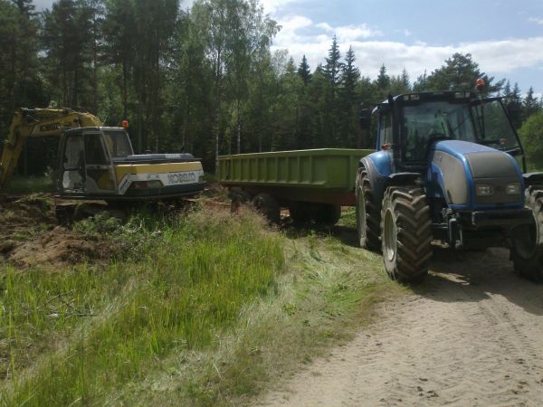 Maan ajoa.
Kuorittiin hiekkakuopan paikkaa.
