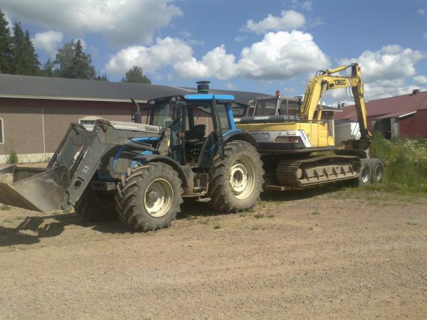 Valtra N-141 HT ja Cobelco 13t
Rupes Vallu olemaan vähän takapainonen . :D
