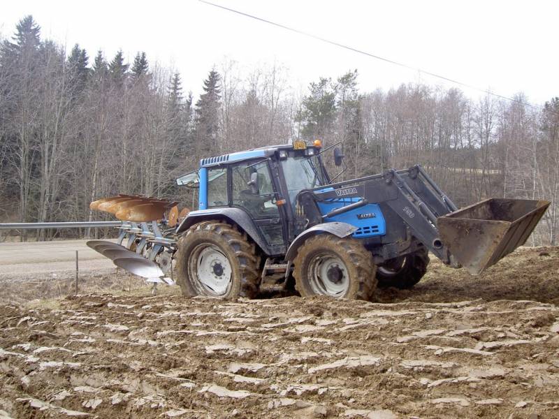 Valmet 6400 +örum
Valmet 6400 kyntämässä örumin kääntöaurojen kera
Avainsanat: valmet 6400 kyntö