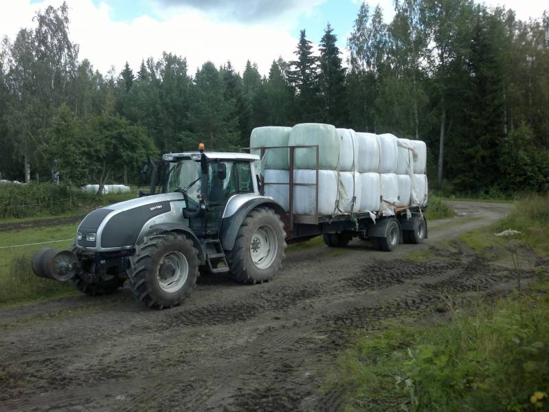 Paalin ajoa 
Valtra T190 ja omatekonen paalikärri
Avainsanat: Valtra t190 paalikärri