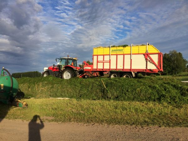 Rehuntekoa 2017
Aumalla kiirettä ja polkeminen meinaa jäädä liian vähälle. Kiinni jäi.  
Avainsanat: Massey-ferguson 7616 pöttinger