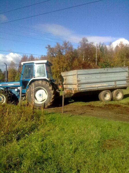 Hevos-tunkion tyhjennystä
Ford 7810, Tuhti 8T
