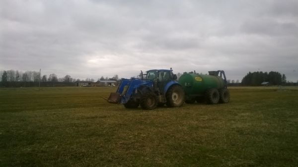 Lietteen levitystä
Nyt on saatu meilähi päin kevät työt kunnolla käyntiin.
Avainsanat: vepi new holland