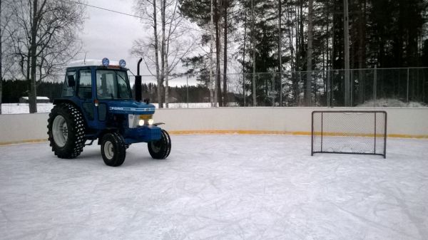 Jäällä
Ei tarvinnut vielä kenttää aurailla.
Avainsanat: Ford 5610