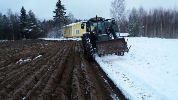 Kyntöä
Avainsanat: Valtra a95 fiskars